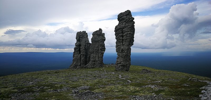 Идолы манси на плато Маньпупунёр.