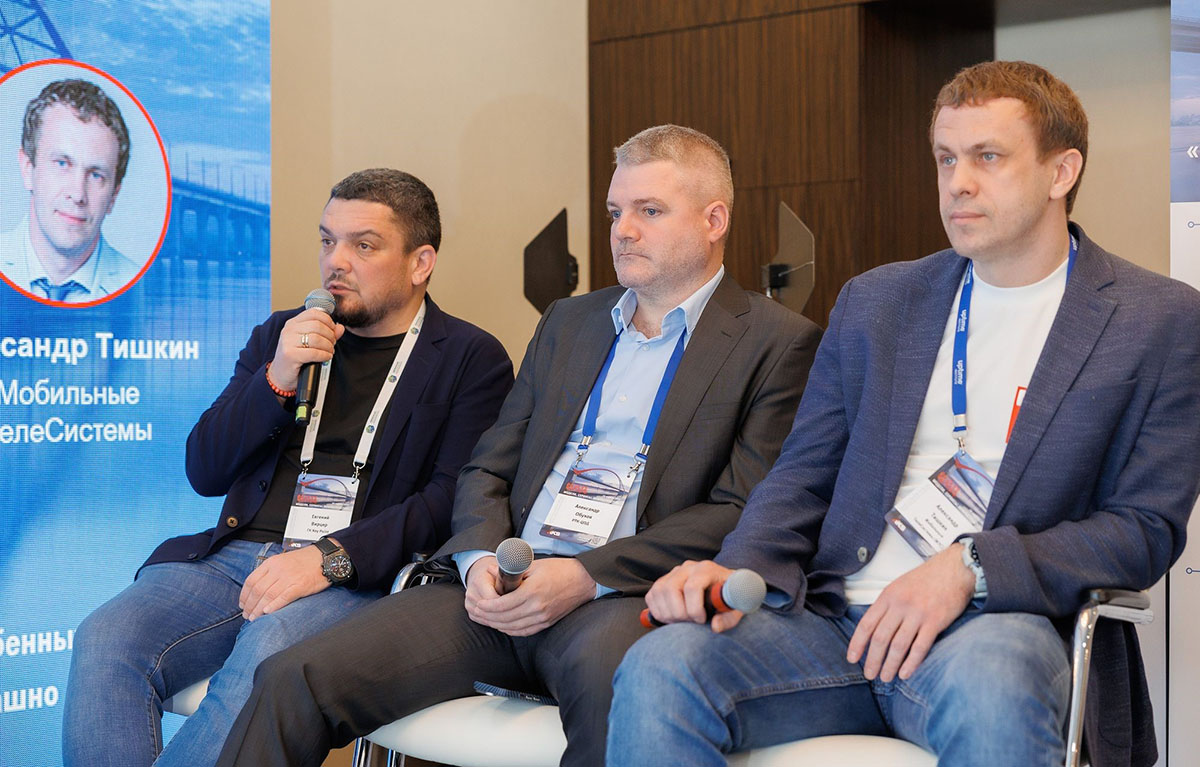 Евгений Вирцер (первый слева)